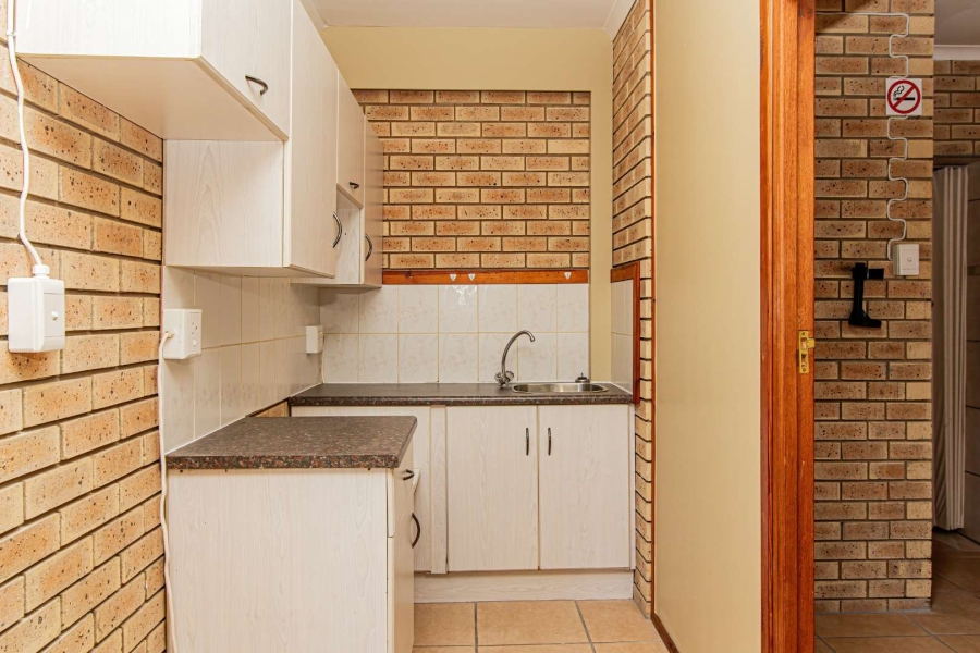 To Let 5 Bedroom Property for Rent in Hersham Western Cape